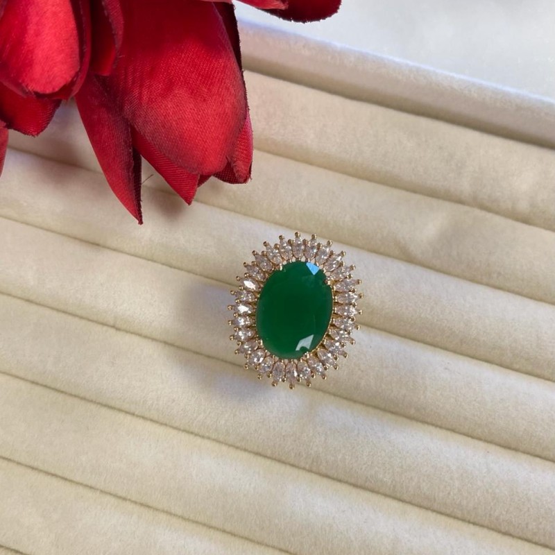 ANEL OVAL CRISTAL ESMERALDA E ZIRCONIA AO REDOR TAM 17