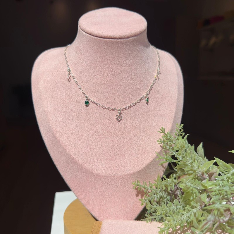 CHOKER EM PRATA 925 COM DETALHES EM TREVO E CRISTAIS